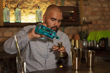 Primer plano de Barman Cantinero mexicano profesional preparando un cóctel alcohólico para los clientes en el bar o discoteca