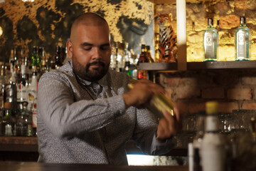 Primer plano de Barman Cantinero mexicano profesional preparando un cóctel alcohólico para los clientes en el bar o discoteca