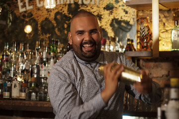 Primer plano de Barman Cantinero mexicano profesional preparando un cóctel alcohólico para los clientes en el bar o discoteca