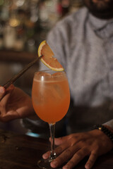 Detalle de cocktail hecho por barman cantinero en bar vida nocturna
