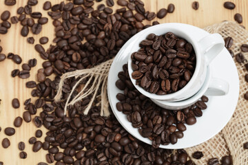 Kaffeebohnen in Espresso Tassen