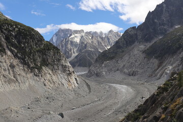 La mer de glace en &eacute;t&eacute;, glacier sur le massif du Mont Blanc dans les Alpes, ville de Chamonix, d&eacute;partement de Haute Savoie, France