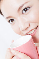 飲み物を飲む女性