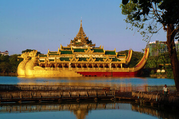 Karaweik Palast - Yangon Myanmar - obrazy, fototapety, plakaty