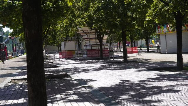 Luna park con giostre nel parco cittadino
