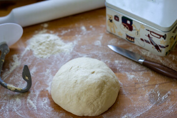 Pizzaateig auf einem Holzbrett, Rohteig