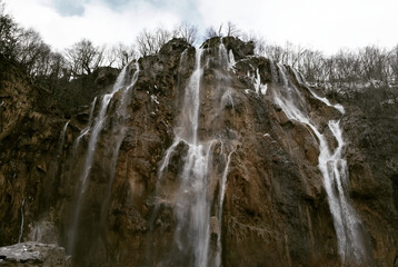 Fototapeta na wymiar Waterfall in Plitvice lakes in winter
