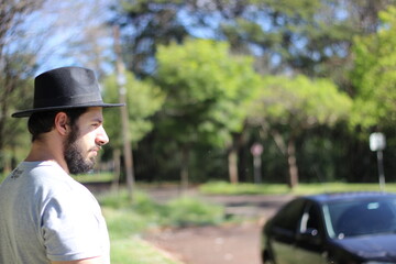 Homem com chapéu natureza