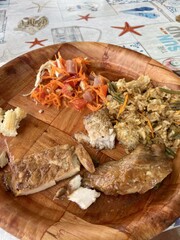 Assiette de poisson polynésien au barbecue