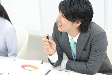 会議をするビジネスマン