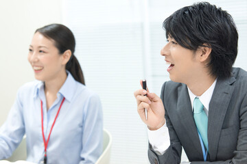 会議をするビジネスマンとＯＬ