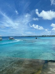 Obraz premium Bateau taxi sur le lagon de Rangiroa, Polynésie française