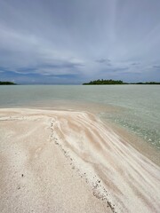 Plage de sable rose à Rangiroa, Polynésie française
