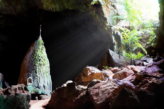 Mahar Sadan Höhle mit Lichtstrahl - Hpa-An Myanmar