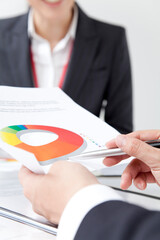 打ち合わせをするＯＬとビジネスマン