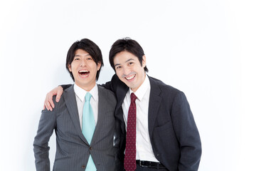 肩を組むビジネスマン