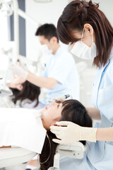 Obraz premium 治療する歯科医