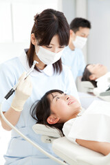 Fototapeta premium 治療する歯科医