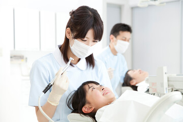 治療する歯科医