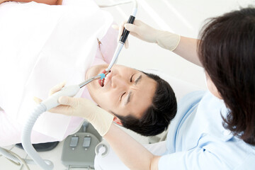 Fototapeta na wymiar 歯の治療をする男性