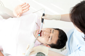 歯の治療をする男性