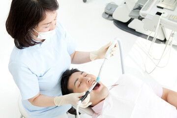 Obraz na płótnie Canvas 歯の治療をする男性