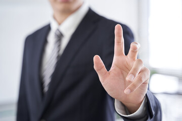 テキスト合成用、会議室でボタンを押す日本人男性ビジネスマン