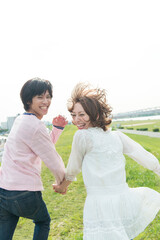 河川敷を走るカップル
