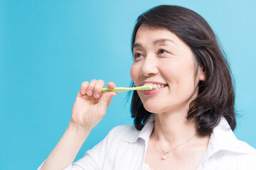 歯磨きをするミドル女性