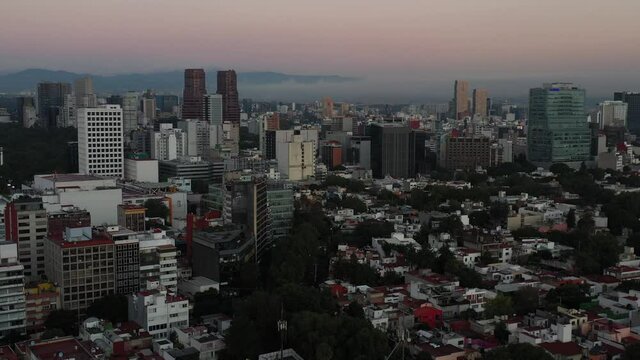 Vista a&eacute;rea de la Colonia Anzures y Polanco, en la Ciudad de M&eacute;xico al amanecer
