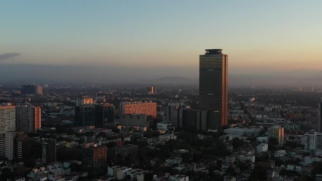 Vista panor&aacute;mica a&eacute;rea al norte de la Ciudad de M&eacute;xico durante el amanecer.