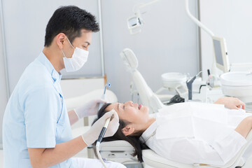 歯の治療をする歯科医師 - obrazy, fototapety, plakaty