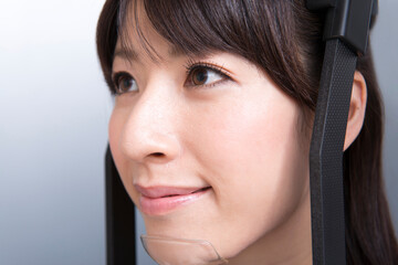 レントゲンを撮る女性