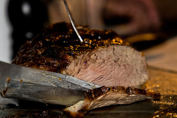 cutting roast beef