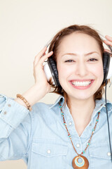 音楽を聴く女性