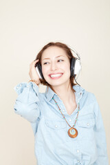 音楽を聴く女性