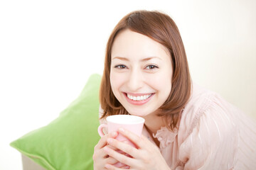 飲み物を飲む女性