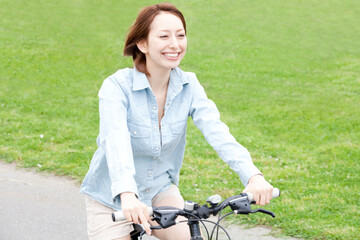 Obraz premium 自転車に乗る女性