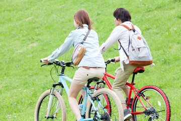 Fototapeta premium 自転車に乗る男女の後ろ姿