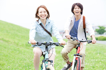 Obraz premium 自転車に乗る男女