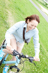 Fototapeta premium 自転車に乗る女性