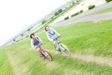 自転車に乗る男女