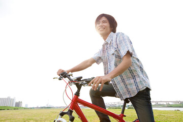 Obraz premium 自転車に乗る男性