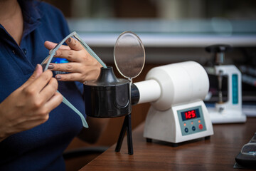 manos de mujer reparando lentes en el taller