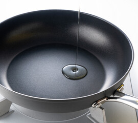Pour oil into the frying pan.