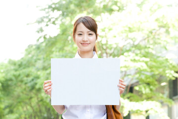 メッセージボードを持つOL