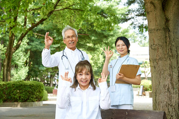 医療従事者のポートレート　医師　看護師　患者　屋外　緑背景　グリーンバック　日本人