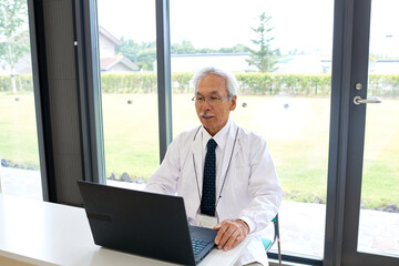 Fototapeta premium リモート診断中のドクター シニア 医師 治療 リモートワーク