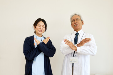 医療従事者のポートレート　医師　看護師　室内　白バック　日本人