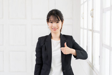 いいねのジェスチャーをする若いビジネスウーマン